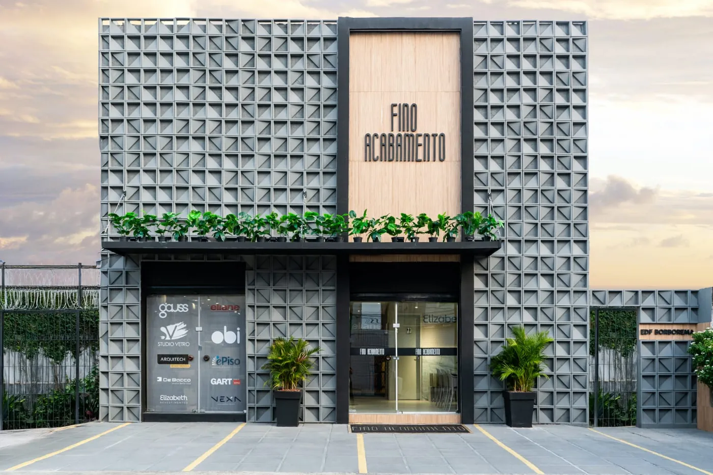 Fachada da Fino Acabamento em Boa Viagem, Recife, com letreiro e vagas em frente à loja